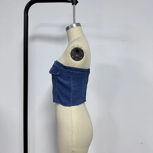 Vue latérale du haut corset en jean bleu foncé avec boutons sur un mannequin de vitrine