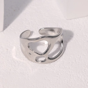 Bague ouverte évidée irrégulière en acier inoxydable argent poli sur pierre blanche