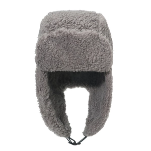 Dettaglio cappello aviatore grigio in pile con laccio sottogola nero regolabile