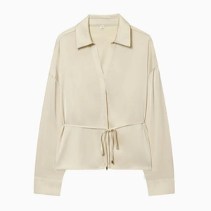 Elegante camicetta in raso crema con scollo a V e coulisse regolabile in vita