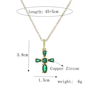 Détail du collier croix en zircon vert avec dimensions 3,8x1,5cm et chaîne de 45cm