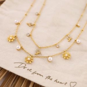 Collier double couche plaqué or 18 carats avec pendentifs marguerites et perles
