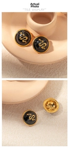 Gros plan sur les boucles d'oreilles serpent vintage avec émail noir et bords torsadés