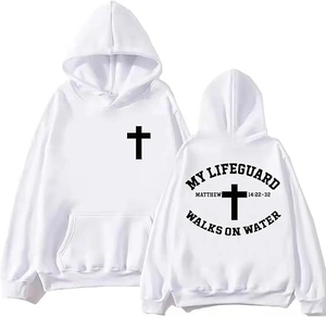 Détail du sweat à capuche blanc avec citation religieuse noire et impression de croix