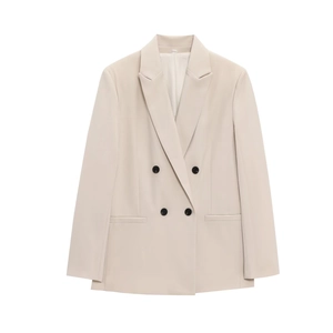 Détail du blazer beige croisé avec revers et fermeture boutonnée sur mesure