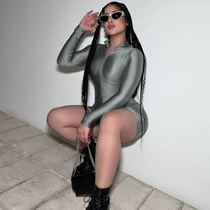 Makroaufnahme von grauem Metallic-Bodycon-Einteiler mit Reißverschluss und Langarm