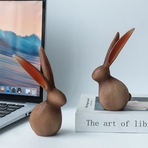 Sculptures de lapin marron modernes sur un bureau pour décor de salon de luxe