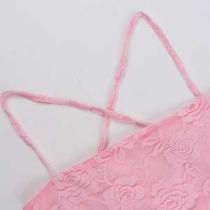 Nahaufnahme der rosa Blumentüllspitze und dünner Träger eines Y2K Camisole Oberteils