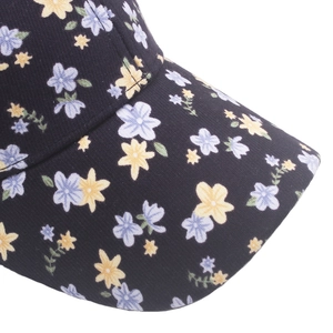 Gros plan d'une casquette en coton avec imprimé floral et coutures de précision