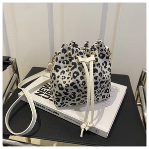Détails du sac seau à motif léopard avec cordon blanc et garnitures dorées élégantes