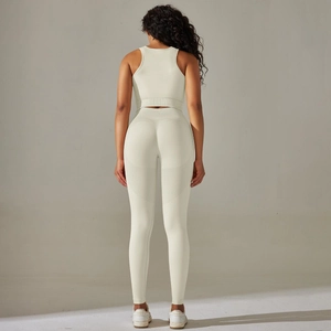Detail der High-Waist-Yoga-Leggings und des Racerback-Sport-BHs in cremeweißem Stoff