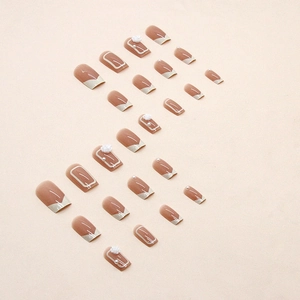 Unghie finte French con camelie bianche e perle su base rosa nudo