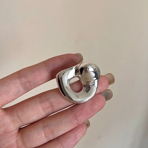 Französische minimalistische silberne geometrische Brosche im abstrakten Metalldesign