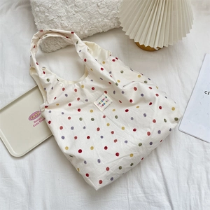 Gros plan des pois colorés sur le sac en toile avec détail de l'étiquette tissée