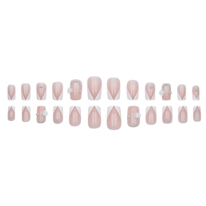 Faux ongles français avec camélias perles et chaînes argentées en rose poudré