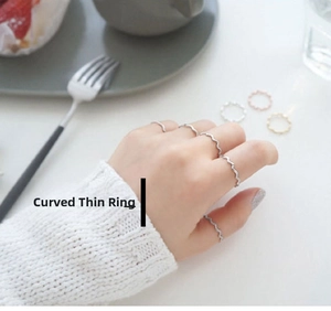 Nahaufnahme des S925 Silberrings mit minimalistischem Wellendesign und eleganter Linie