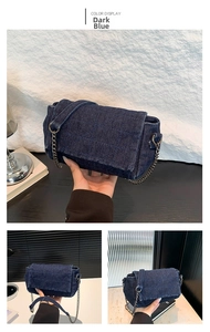 Texture in denim blu scuro, trapuntatura a rombi e catena argentata mostrate da tre angolazioni