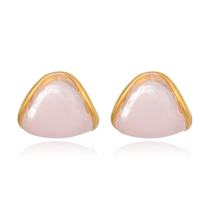 Vue détaillée de boucles d'oreilles triangulaires en résine rose et métal doré poli