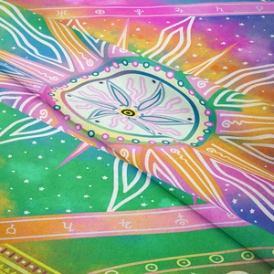 Makroansicht des Bohème-Wandteppichs mit Sonnen- und Astrologiesymbolen auf Regenbogenstoff