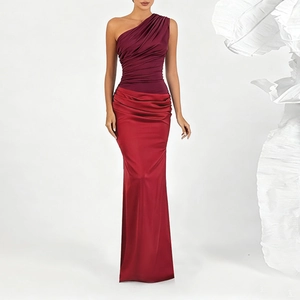 Robe de soirée sirène élégante rouge en satin à une épaule avec détails froncés ajustés