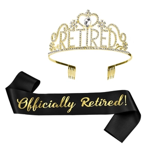 Details von Kristall-Tiara 'RETIRED' und schwarzer Satinschärpe 'Officially Retired!'