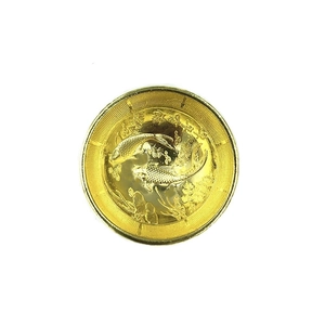 Detailansicht der goldenen Deko-Minischale mit traditioneller Fischgravur-Verzierung