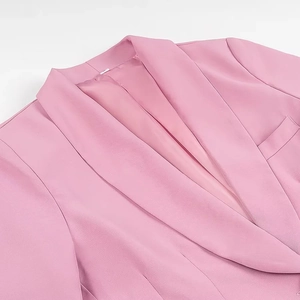 Dettaglio del bavero della giacca rosa con trama di tessuto liscio intrecciato