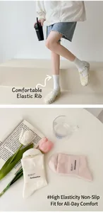 Détail de chaussettes de maternité en coton rose et beige à bord élastique souple