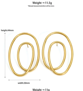 Vista dettagliata degli orecchini a spirale dorati con altezza 44 mm e larghezza 30 mm