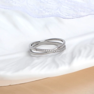 Macro-opname van een kruislingse zirkonia-ring op een elegante keramische veerplaat