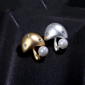 Emaille Pilzbroschen mit glitzernden Strasssteinen und großen Perlen in Gold und Silber