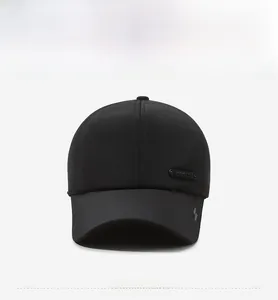 Vista frontale del berretto da baseball nero con paraorecchie e placca mens