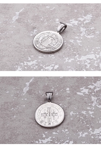 Makroansicht der Benediktus-Medaille mit Details der Vorder- und Rückseite aus Edelstahl