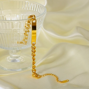 Bracelet gourmette doré en acier inoxydable avec plaque courbée et fermoir ajustable