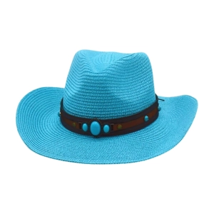 Détail du chapeau de cowboy bleu en paille avec bande en cuir et pierres turquoise