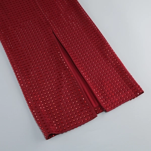Détail de satin bordeaux luxueux avec ornements denses de strass carrés rouges brillants