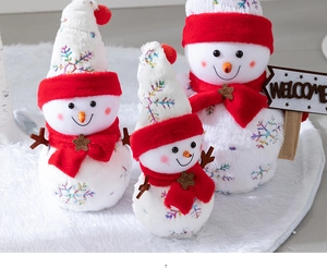 Tre pupazzi di neve natalizi in peluche con paillettes e cartello di benvenuto