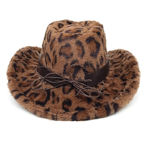 Detailansicht von Cowboyhut mit Leopardenmuster, braunem Lederband und breiter Krempe