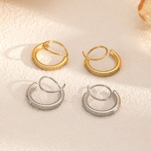 Elegante goldene und silberne Edelstahl C-Ohrringe mit funkelndem Zirkonia-Besatz