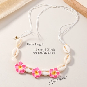 Détail du collier fleur en coquillage avec cordon ajustable de 40cm à 80cm de longueur