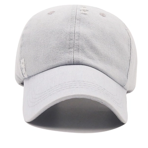 Dettaglio del cappellino da baseball in denim grigio con fori consumati stile vintage