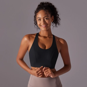 Détail du soutien-gorge de sport noir à fort impact avec rembourrage intégré et dos sans couture