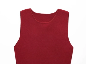 Détail du col d'une robe sans manches en maille rouge foncé à texture côtelée