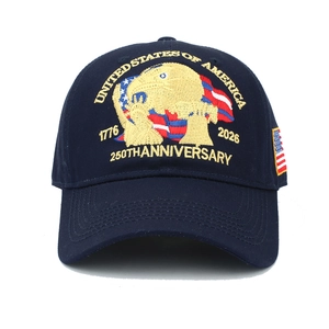 Detaillierte Stickerei des US 250. Jubiläumslogos auf einer marineblauen Basecap