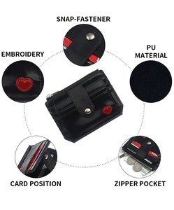 Détail de la broderie cœur rouge sur portefeuille en similicuir noir avec fentes cartes