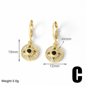 Détail des boucles d'oreilles œil porte-bonheur dorées avec zircons et mesure de 15mm