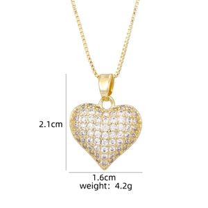 Dettaglio pendente a cuore dorato con zirconi, misura 2,1cm x 1,6cm, peso di 4,2g