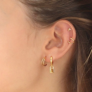 Vue détaillée de l'ensemble de boucles d'oreilles dorées avec cadenas style punk