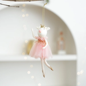 Détail d'une souris avec tutu rose et couronne dorée suspendue à une branche rustique