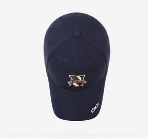 Vue de dessus de la casquette marine en coton avec broderie lettre N et œillets